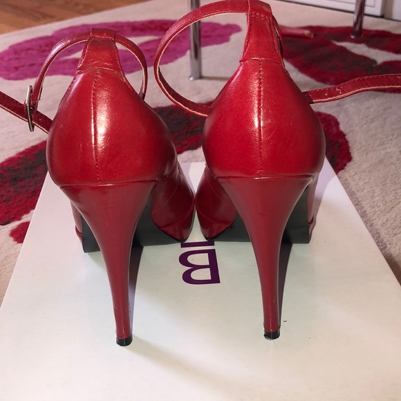 Red heels - Picture 3 of 6